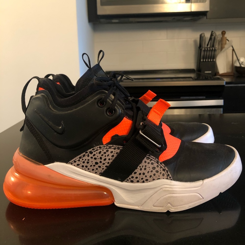 Nike Air Force 270 sneaker (size wmn’s 10,men 8)